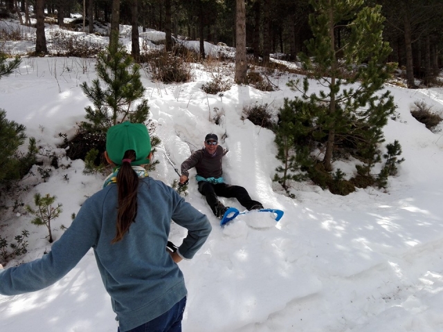  Mit Schneeschuhen sitzen 